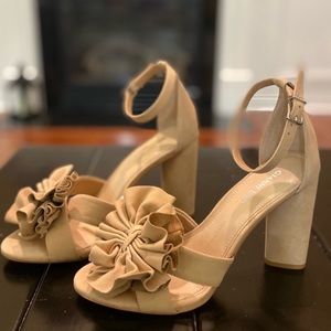 NEW Gianni Bini nude heels